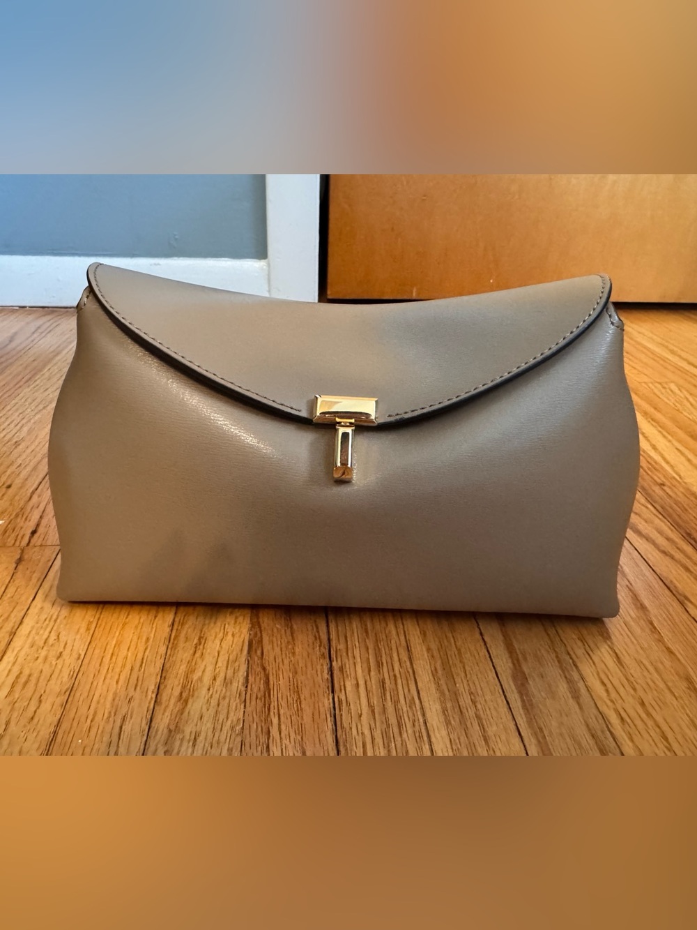 Toteme T-lock leather clutch camel NWT - Picture 2 of 10